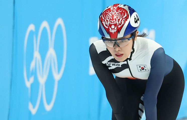 9일 오후 중국 베이징 캐피탈 실내 경기장에서 열린 2022 베이징 동계올림픽 쇼트트랙 여자 1000미터 예선 6조에 출전한 김아랑이 조3위로 결승선을 통과하자 아쉬워하고 있다. 사진=연합뉴스