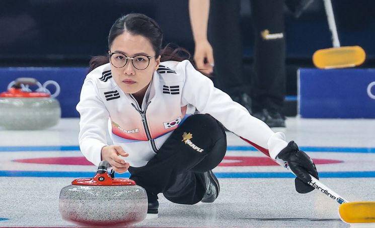 2022 베이징 동계올림픽 컬링에 출전하는 대한민국 여자 컬링 국가대표팀 '팀킴' 선수들이 9일 오후 중국 베이징 국립 아쿠아틱 센터에서 훈련하고 있다. 사진 = 연합뉴스