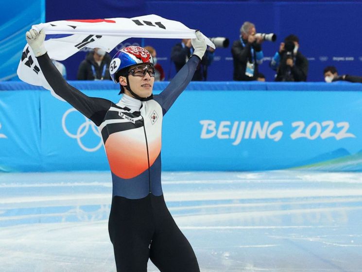한국 쇼트트랙 대표팀 황대헌 선수가 9일 오후 중국 베이징 캐피털 실내 경기장에서 열린 2022 베이징 동계올림픽 쇼트트랙 남자 1500m 결승에서 1위로 결승선을 통과한 뒤 태극기를 들고 세리머니를 하고 있다. 사진=연합뉴스