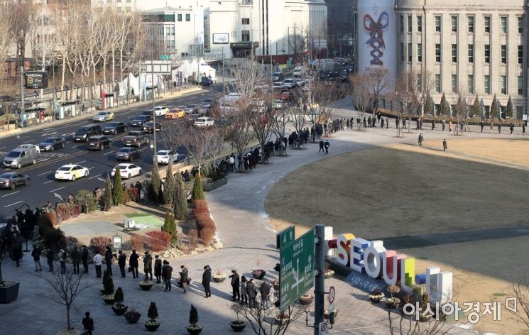 코로나19 신규 확진자 수가 사상 처음으로 5만명을 넘으며 연일 최다 기록을 이어간 10일 서울광장 임시선별검사소에서 시민들이 검사를 위해 긴 줄을 서 있다. 사진은 기사 중 특정 표현과 무관./김현민 기자 kimhyun81@