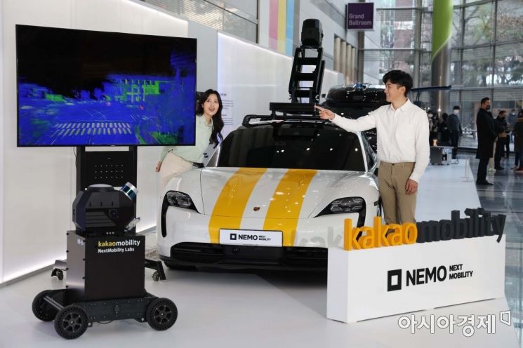 10일 서울 강남구 코엑스에서 열린 테크 콘퍼런스 '넥스트 모빌리티 : 네모 2022'(NEXT MOBILITY : NEMO 2022) 에서 모델들이 모바일 맵핑 시스템이 장착된 포르쉐 타이칸을 소개하고 있다. 카카오모빌리티 주최로 열린 이번 콘퍼런스에서는 모빌리티 테크 콘퍼런스 NEMO 2022에는 글로벌 테크 리딩 기업들이 한자리에 모여 자율주행, HD맵 등 미래 모빌리티 기술을 만날 수 있다. /문호남 기자 munonam@