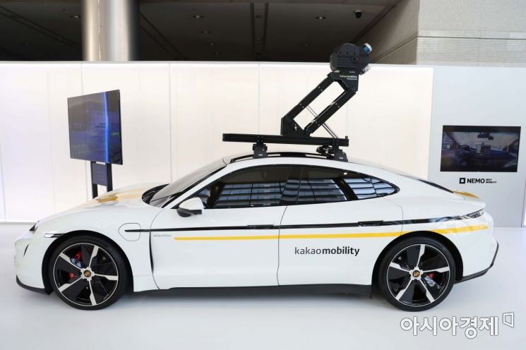 10일 서울 강남구 코엑스에서 열린 테크 콘퍼런스 '넥스트 모빌리티 : 네모 2022'(NEXT MOBILITY : NEMO 2022) 에서 모바일 맵핑 시스템이 장착된 포르쉐 타이칸이 전시돼 있다. 카카오모빌리티 주최로 열린 이번 콘퍼런스에서는 모빌리티 테크 콘퍼런스 NEMO 2022에는 글로벌 테크 리딩 기업들이 한자리에 모여 자율주행, HD맵 등 미래 모빌리티 기술을 만날 수 있다. /문호남 기자 munonam@
