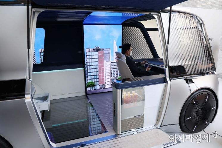 10일 서울 강남구 코엑스에서 열린 테크 콘퍼런스 '넥스트 모빌리티 : 네모 2022'(NEXT MOBILITY : NEMO 2022) 에서 직원이 미래 자율주행차 컨셉모델 'LG 옴니팟'을 시연하고 있다. 카카오모빌리티 주최로 열린 이번 콘퍼런스에서는 모빌리티 테크 콘퍼런스 NEMO 2022에는 글로벌 테크 리딩 기업들이 한자리에 모여 자율주행, HD맵 등 미래 모빌리티 기술을 만날 수 있다. /문호남 기자 munonam@