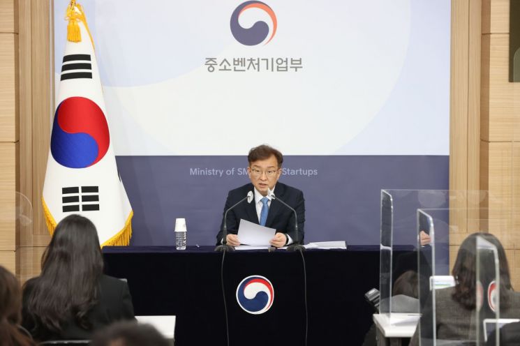 권칠승 중소벤처기업부 장관이 10일 서울 종로구 서울청사에서 취임 1주년 기념 기자간담회를 하고 있다.