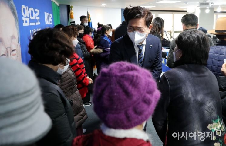 송영길 더불어민주당 대표가 10일 서울 여의도 중앙당사에서 열린 북향민(북한이탈자)들의 이재명 대선후보 지지 선언식에 참석, 행사를 마친 후 북향민들과 인사를 나누고 있다./윤동주 기자 doso7@