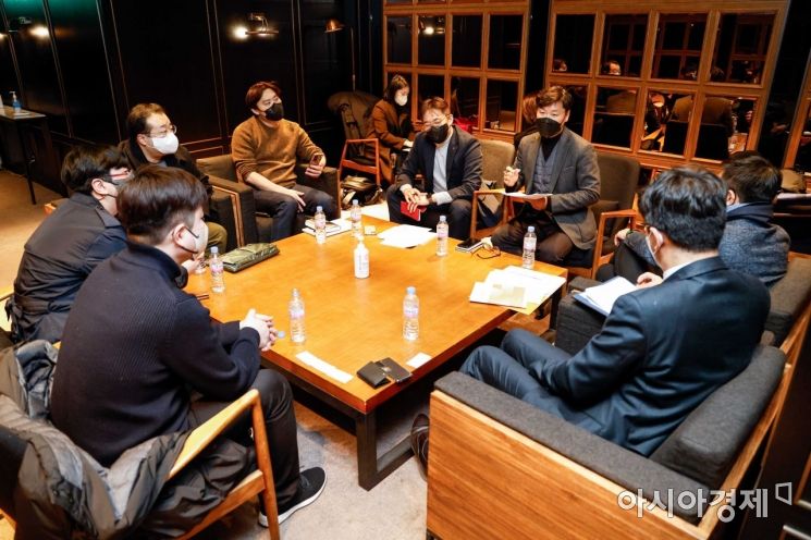 10일 서울 CGV용산에서 열린 영화산업 관련 대담에 참석한 정부 관계자 및 영화업계 관계자들이 의견을 나누고 있다./강진형 기자aymsdream@