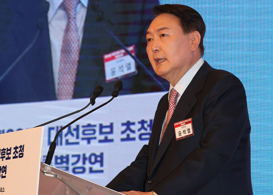 "文지지층 李지지로 이동" vs "尹 정권교체론 강화"…적폐수사 논란 표심 향방두고 '팽팽'