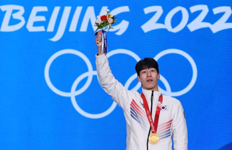 2022 베이징 동계올림픽 쇼트트랙 남자 1500m에서 금메달을 획득한 한국 쇼트트랙 대표팀 황대헌이 10일 오후 중국 베이징 메달 플라자에서 열린 메달 수여식에서 금메달을 목에 건 뒤 꽃다발을 들고 있다. 사진 = 연합뉴스