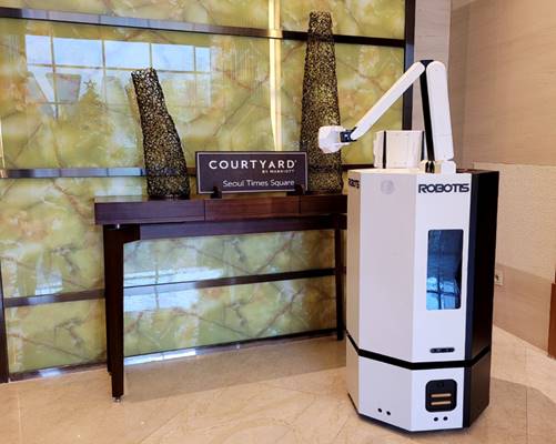 “인턴 탐코봇, 배달왔습니다” 코트야드 타임스퀘어 호텔 로봇 배달 서비스 운영