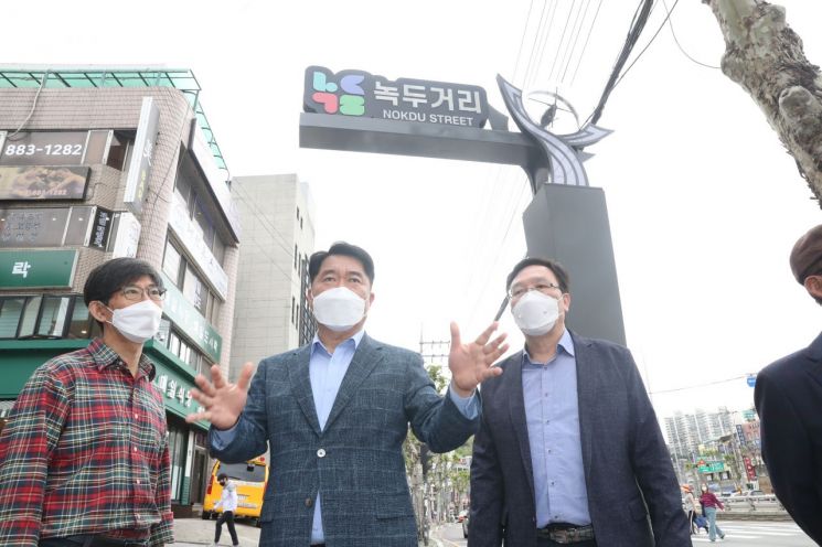 지난해 5 대학동 생활상권 및 골목상권 방문한 박준희 관악구청장