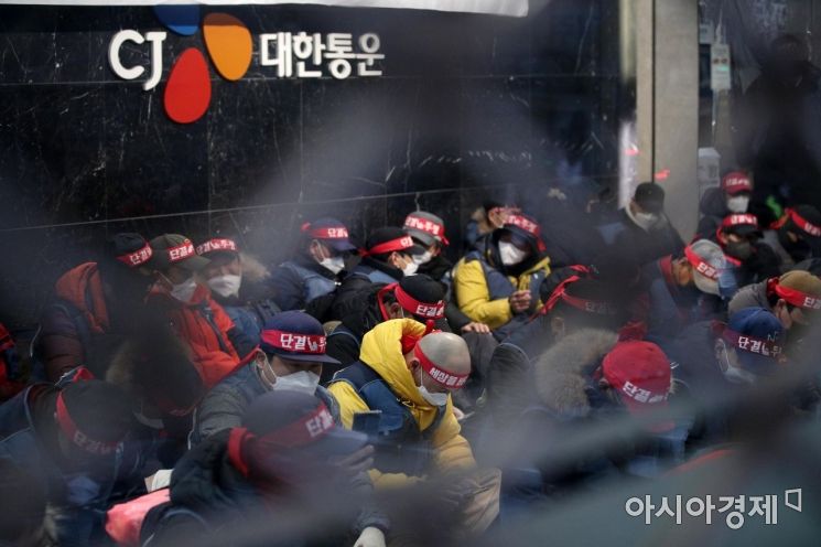민주노총 전국택배노동조합원들이 서울 중구 CJ대한통운 본사에서 점거 농성을 하고 있다. 지난해 12월 28일부터 파업을 진행하고 있는 택배노조는 전날인 10일 회사 측에 사태 해결을 위한 대화에 나서라며 기습 농성을 시작했다./김현민 기자 kimhyun81@