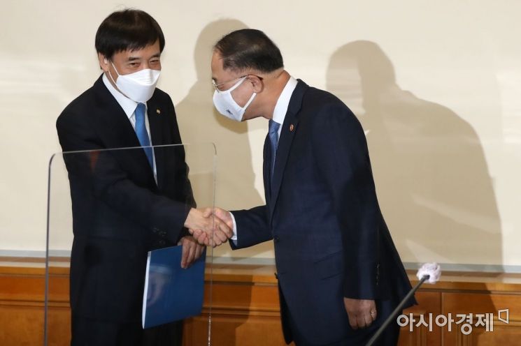 홍남기 경제부총리 겸 기획재정부 장관(오른쪽)과 이주열 한국은행 총재가 11일 오전 서울 중구 은행회관에서 열린 '거시경제 금융회의'에 참석해 악수를 나누고 있다. 2022.2.11