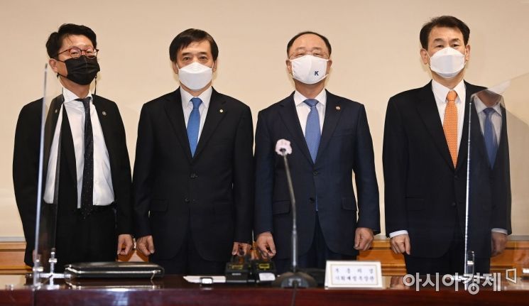도규상 금융위원회 부위원장(왼쪽), 이주열 한국은행 총재, 홍남기 경제부총리 겸 기획재정부 장관, 정은보 금융감독원장이 11일 서울 중구 은행회관에서 열린 올해 첫 확대 거시경제금융회의에서 기념촬영을 하고 있다. /문호남 기자 munonam@