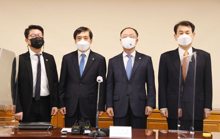 도규상 금융위원회 부위원장(왼쪽부터)과 이주열 한국은행 총재, 홍남기 경제부총리 겸 기획재정부 장관, 정은보 금융감독원장이 11일 오전 서울 중구 은행회관에서 열린 '거시경제 금융회의'에 참석해 기념촬영을 하고 있다. (사진=기획재정부)