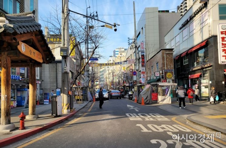 '정치 1번지' 서울 종로구 일대에서 만난 시민들은 대체로 지지하는 대선 후보들이 없다고 밝혔다. 사진=한승곤 기자 hsg@asiae.co.kr