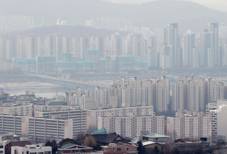 지난 7일 서울 남산에서 바라본 시내 아파트 단지의 모습 ＜사진=연합뉴스＞