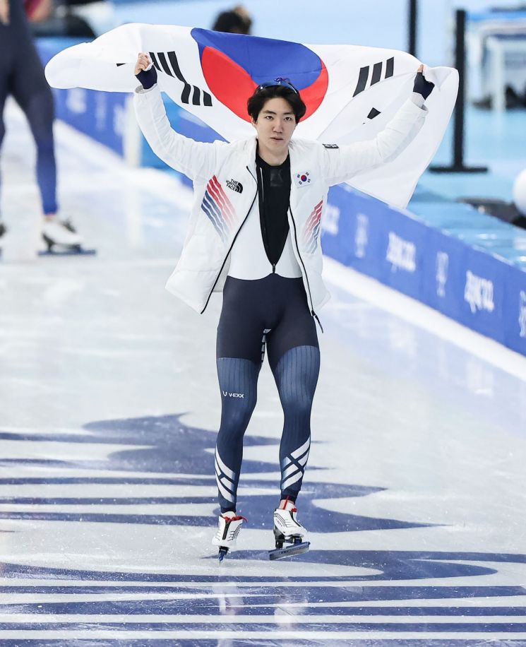 한국의 차민규가 12일 오후 중국 베이징 국립 스피드스케이팅 경기장(오벌)에서 열린 2022 베이징 동계올림픽 스피드스케이팅 남자 500m 경기 2위로 은메달을 획득한 뒤 태극기를 들고 경기장을 돌고 있다. 사진=연합뉴스