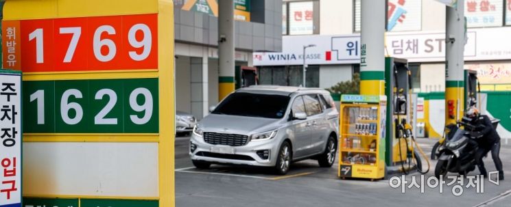 한국석유공사에 따르면 이달 둘째 주 주유소 휘발유 판매가격은 1리터에 1691.8원으로 한 주 전보다 24.2원 상승한 13일 서울 한 주유소에서 휘발유를 리터당 1769원에 판매하고 있다./강진형 기자aymsdream@