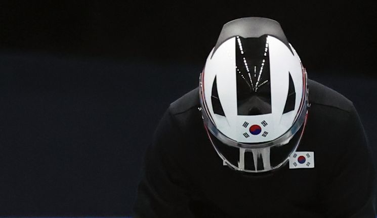 김유란이 11일 중국 베이징 옌칭 국립 슬라이딩 센터에서 열린 2022 베이징동계올림픽 여자 봅슬레이 모노봅 공식 훈련에서 질주하고 있다. 사진 = 연합뉴스