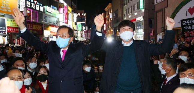 국민의힘 이준석 대표와 홍준표 선대본 상임고문이 12일 오후 대구 중구 동성로를 함께 찾아 지지자들에게 손을 들어 인사하고 있다. [사진=연합뉴스]