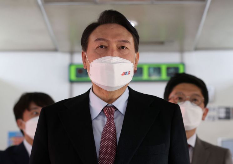 尹 '열차 구둣발' 사진 논란에…이준석 "전후 사정 관계없이 잘못"