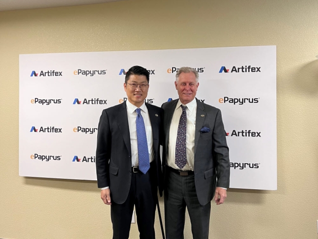 Kim Jeonghee, CEO of Ipapyros (left), and Miles Jones, CEO of Artifex, are taking a commemorative photo after signing the merger and acquisition agreement.