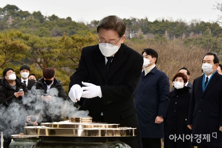 이재명 더불어민주당 대선후보가 14일 서울 동작구 국립서울현충원을 찾아 현충탑에 분향하고 있다./국회사진기자단
