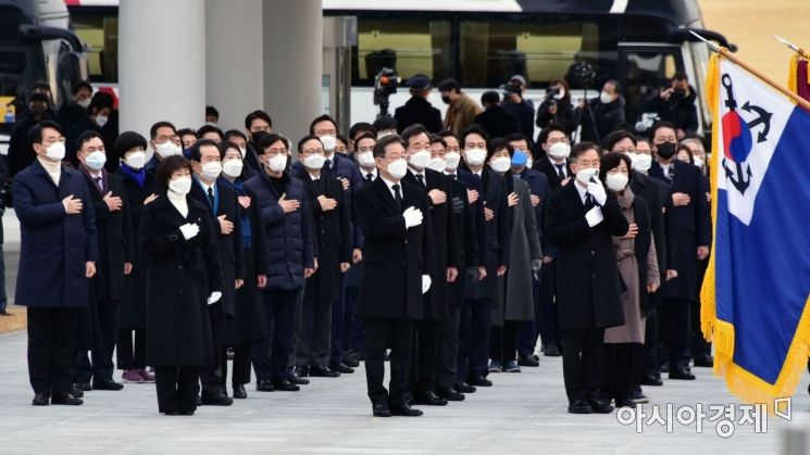 이재명 더불어민주당 대선후보가 14일 서울 동작구 국립서울현충원을 찾아 현충탑 참배를 하기 위해 걸어오는 도중 국민의례를 하고 있다./국회사진기자단
