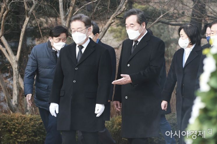 이재명 더불어민주당 대선후보와 이낙연 총괄선대위원장이 14일 서울 동작구 국립서울현충원 김영삼 전 대통령 묘역을 참배하기 위해 들어서고 있다./국회사진기자단