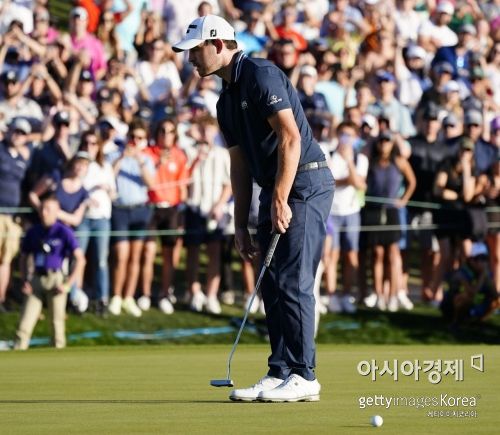 패트릭 캔틀레이가 피닉스오픈 최종일 연장 3차전에서 버디 퍼팅이 빗나가자 아쉬워하고 있다. 스코츠데일(미국)=Getty images/멀티비츠