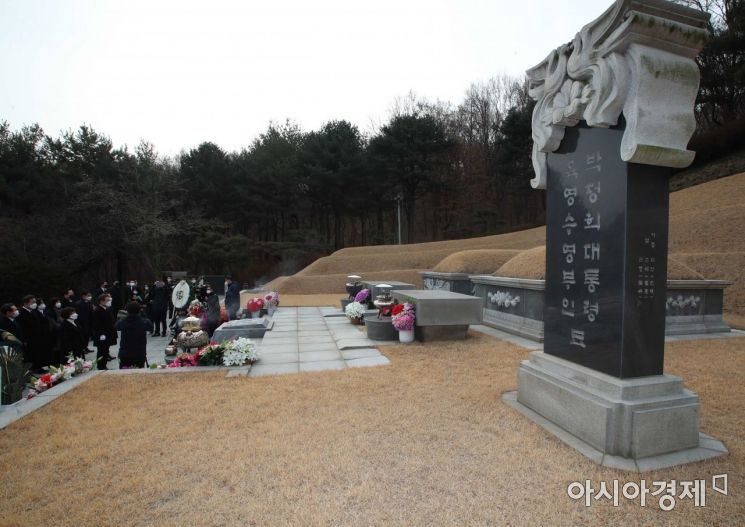 이재명 더불어민주당 대선후보가 14일 서울 동작구 국립서울현충원 박정희 전 대통령 묘역을 참배하고 있다./국회사진기자단