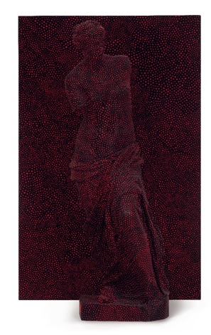 야요이 쿠사마, Statue of Venus Obliterated by Infinity Nets, mixed media, statue: 67×76×214.5(h)cm, canvas: 227.3×145.5cm,1998. 사진제공 = 서울옥션