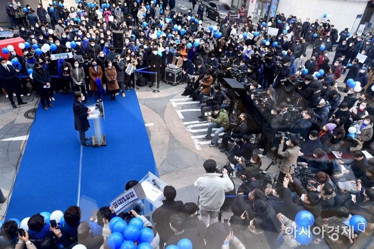 이재명 더불어민주당 대선후보가 14일 서울 명동예술극장 사거리에서 위기극복·국민통합 선언 기자회견을 갖고 있다./국회사진기자단