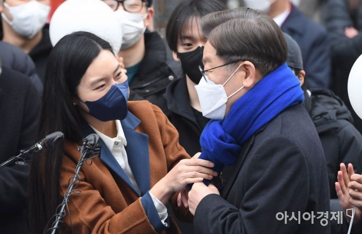 이재명 더불어민주당 대선후보가 14일 서울 명동예술극장 사거리에서 위기극복·국민통합 선언 기자회견 후 러닝전도사 안정은으로부터 파란 목도리를 전달받고 있다./국회사진기자단