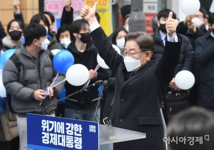 이재명 더불어민주당 대선후보가 14일 서울 명동예술극장 사거리에서 위기극복·국민통합 선언 기자회견 후 양손을 들고 지지를 호소하고 있다./국회사진기자단
