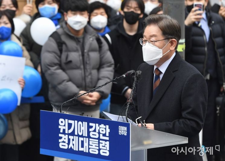 이재명 더불어민주당 대선후보가 14일 서울 명동예술극장 사거리에서 위기극복·국민통합 선언 기자회견을 갖고 있다./국회사진기자단