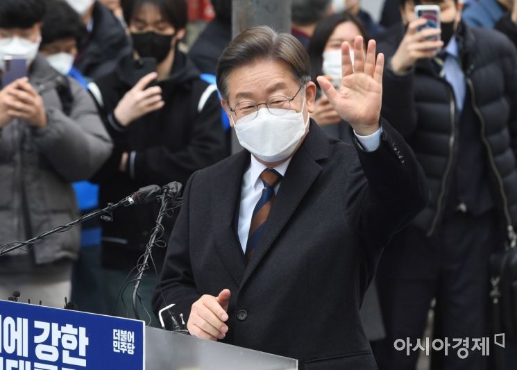 이재명 더불어민주당 대선후보가 14일 서울 명동예술극장 사거리에서 위기극복·국민통합 선언 기자회견 도중 지지자들에게 손을 흔들고 있다./국회사진기자단