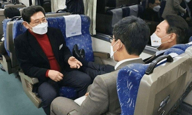 고민정, 尹 구둣발 사진 논란에 "처음엔 모르는 게 많은 사람인 줄…"