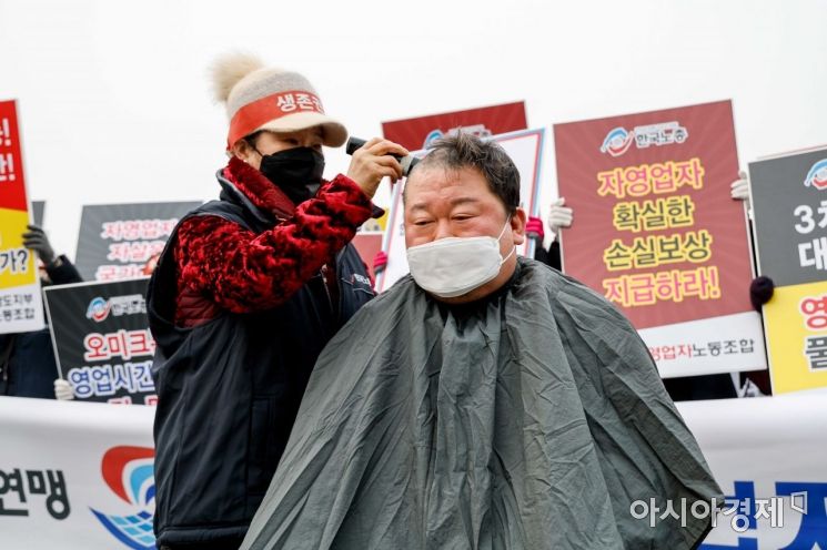14일 서울 여의도 국회 앞에서 한국노총 자영업자노동조합 소속 관계자가 손실보상 소급적용 및 5인미만 근로기준법 적용 반대를 촉구하며 삭발하고 있다./강진형 기자aymsdream@