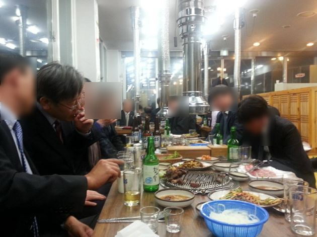 이재명 더불어민주당 대선 후보는 지난 2014년 한 식당에서 실내 흡연을 한 것으로 알려졌다. 사진=김웅 국민의힘 의원 페이스북 캡처