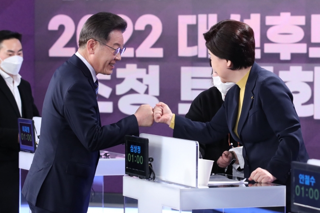 이 후보(왼쪽)와 심상정 정의당 대선 후보가 지난 11일 토론회 시작에 앞서 인사를 나누고 있다. / 사진=연합뉴스