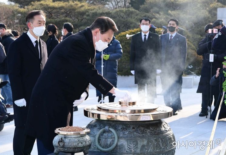 제20대 대통령선거 공식 선거운동 첫 날인 15일 윤석열 국민의힘 대선후보가 서울 동작구 국립서울현충원을 찾아 현충탑에서 분향하고 있다./국회사진기자단