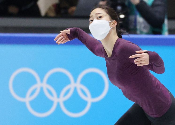 2022 베이징 동계올림픽 피겨스케이팅 여자 싱글에 출전한 유영이 14일 중국 베이징 캐피털 실내 경기장에서 공식훈련을 하고 있다. 사진 = 연합뉴스