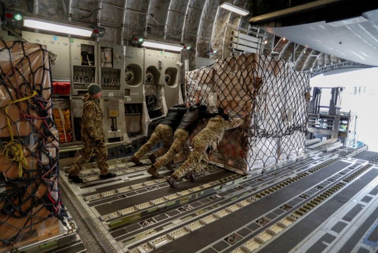 '1년 유급으로 軍 체험' 도입하는 英…'병력 부족' 해결책 될까