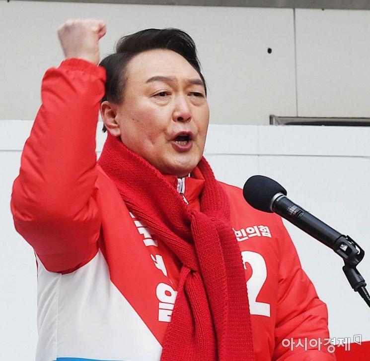 윤석열 국민의힘 대선후보가 15일 서울 청계광장에서 열린 ‘국민이 키운 윤석열’ 출정식에 참석, 지지를 호소하고 있다./국회사진기자단