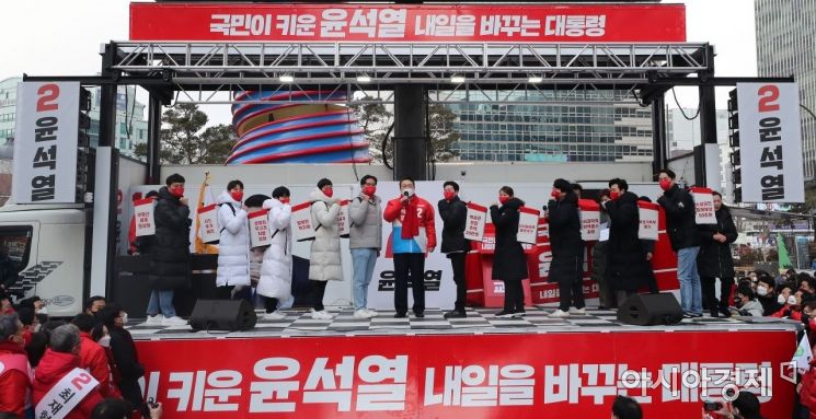 윤석열 국민의힘 대선후보가 15일 서울 청계광장에서 열린 ‘국민이 키운 윤석열’ 출정식에 참석, 청년 당원들과 정책 공약 행복 배달 퍼포먼스를 하고 있다./국회사진기자단