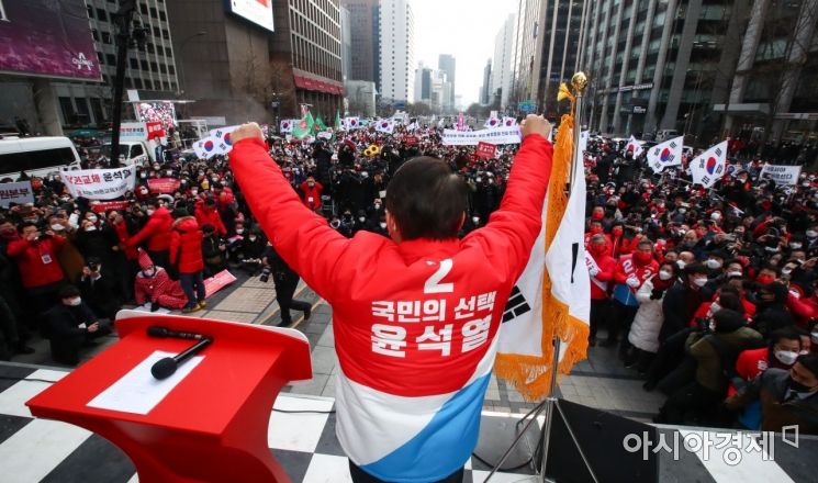 윤석열 국민의힘 대선후보가 15일 서울 청계광장에서 열린 ‘국민이 키운 윤석열’ 출정식에 참석, 지지자들에게 손을 흔들고 있다./국회사진기자단