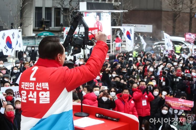 윤석열 국민의힘 대선후보가 15일 서울 청계광장에서 열린 ‘국민이 키운 윤석열’ 출정식에 참석, 지지자들에게 손을 흔들고 있다./국회사진기자단