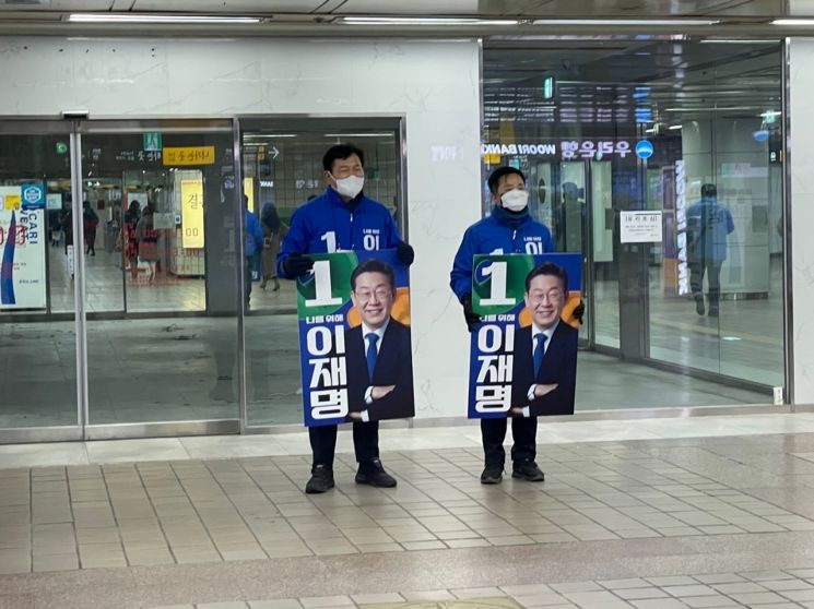 송영길 더불어민주당 대표가 15일 오전 서울 중구 을지로입구역 5번출구에서 유권자들에게 출근길 인사를 하고 있다. 사진=이명환 기자