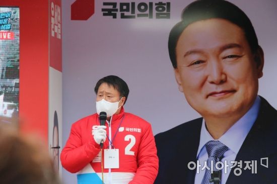 송기석 국민의힘 광주 총괄선대위원장이 15일 출정식에서 윤석열 후보의 지지를 호소하고 있다.